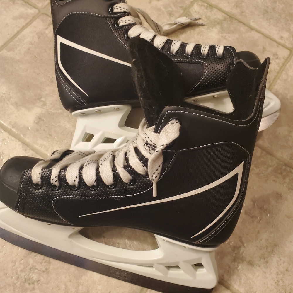 Barely used CCM Intruder hockey skates, size 5.
